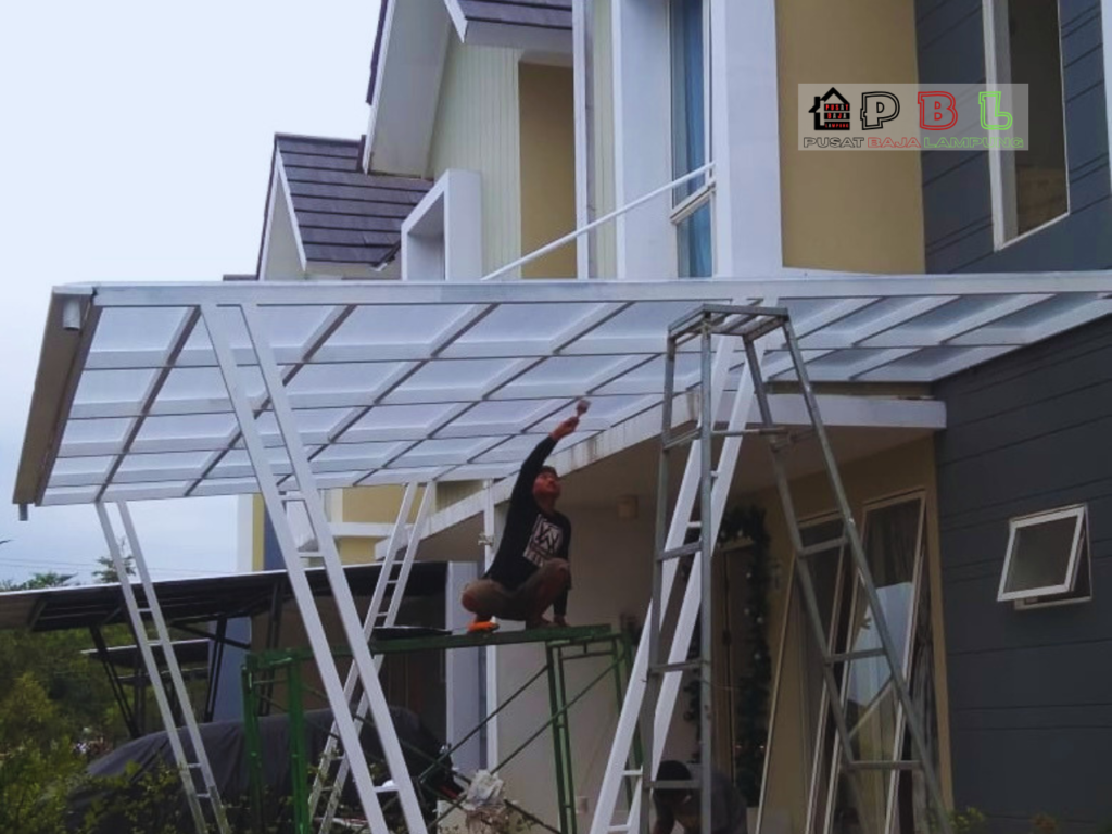 Pengerjaan kanopi baja ringan untuk carport rumah minimalis dengan desain modern dan tahan lama.